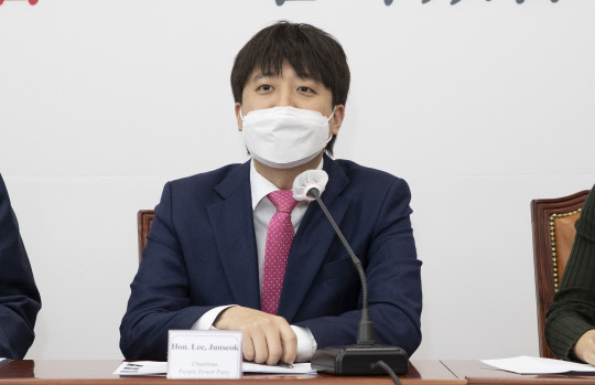 국민의힘 이준석 대표가 25일 오후 국회에서 미국 연방하원의원 방한단 접견에 인사말을 하고 있다.  [국회사진기자단]